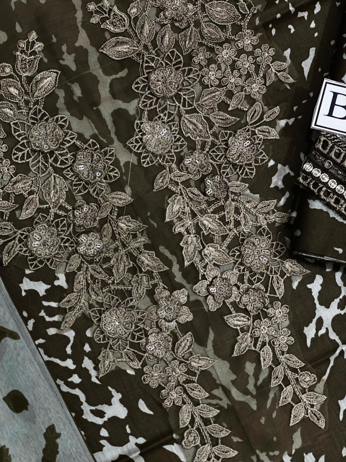 3PC Maria B MPRINT COLLECTION/ 3PC EMB LAWN SUIT WITH SPENGLE WORK