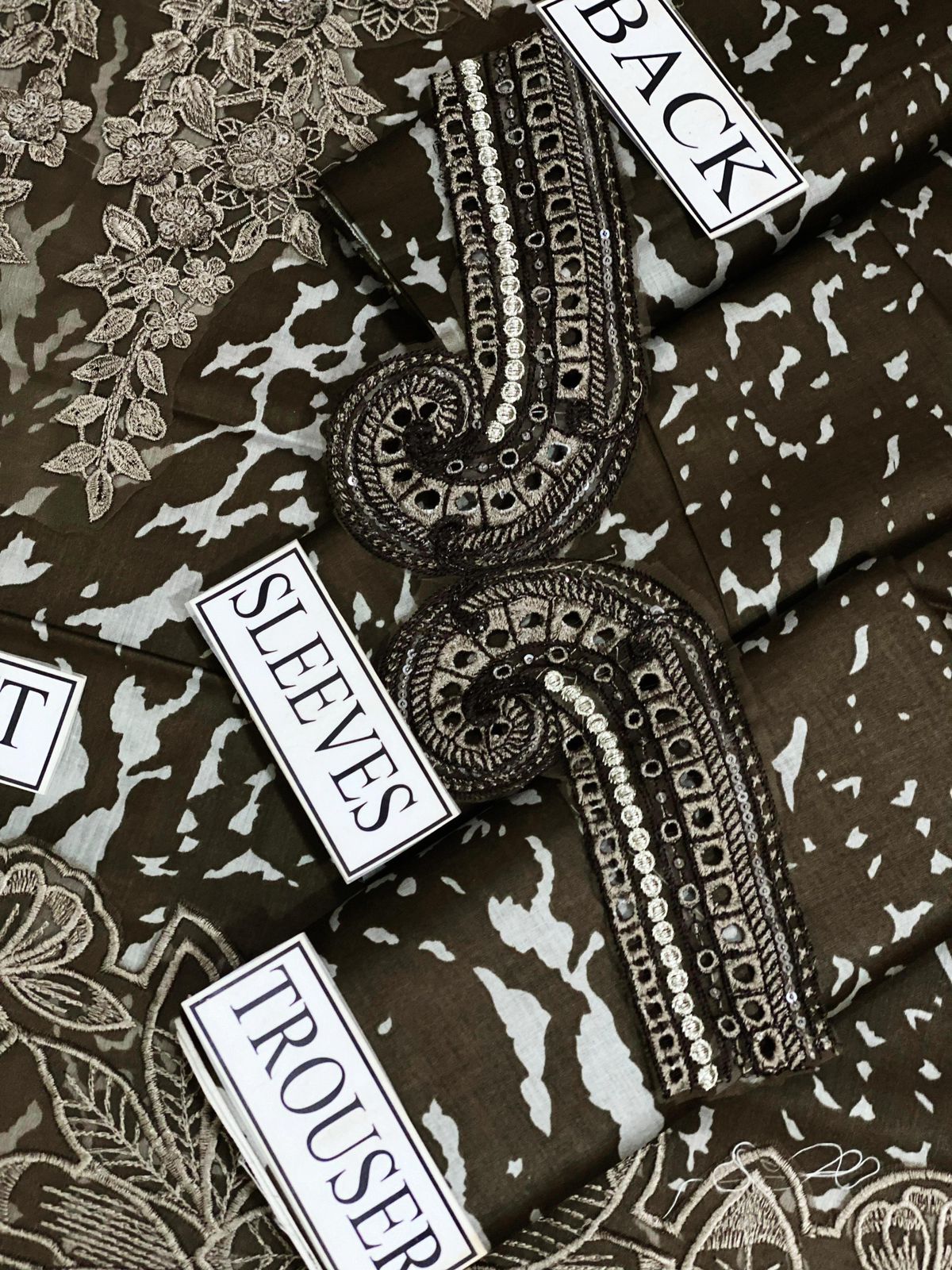 3PC Maria B MPRINT COLLECTION/ 3PC EMB LAWN SUIT WITH SPENGLE WORK