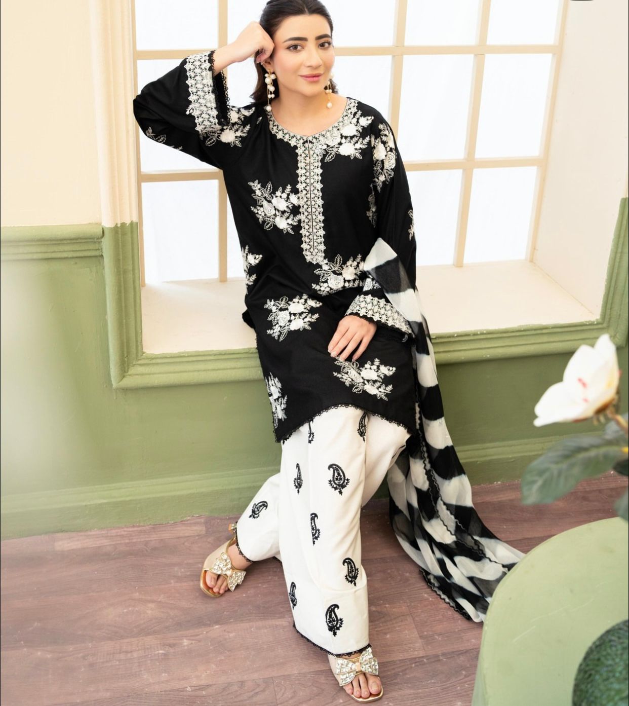 NOORE LAWN -3PC LUXURY EMBROIDRED LAWN SUIT